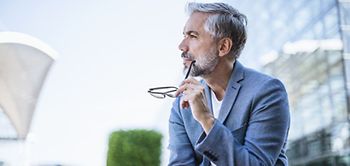 Mann smart Brille nachdenklich