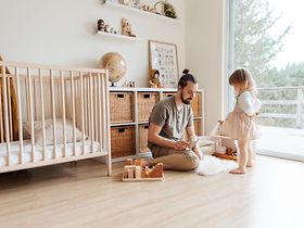 Mann spielt mit Kind