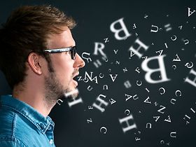 Mann spricht und Buchstaben fliegen herum