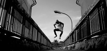 Mann springt in die Luft Tanz Hip-Hop 