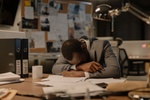 Mann Stress Kopf auf Schreibtisch