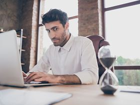 Mann Stundenglas Laptop Büro Druck Stress
