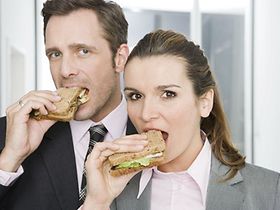 Mann und Frau essen Sandwich