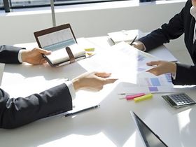Mann und Frau planen mit Terminkalender