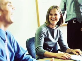 Mann und Frau Team sitzen lachen