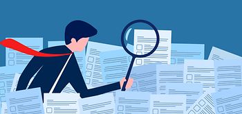 Mann untersucht Berichte mit Lupe