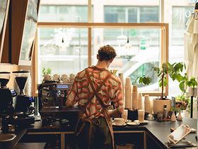 Mann von hinten Coffeeshop