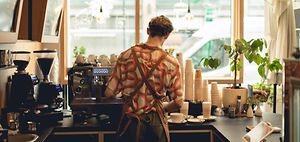 Mann von hinten Coffeeshop