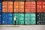 Mann vor Hafencontainern