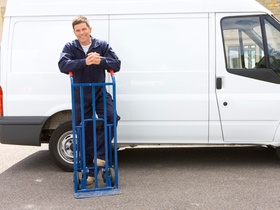 Mann vor Transporter