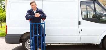 Mann vor Transporter