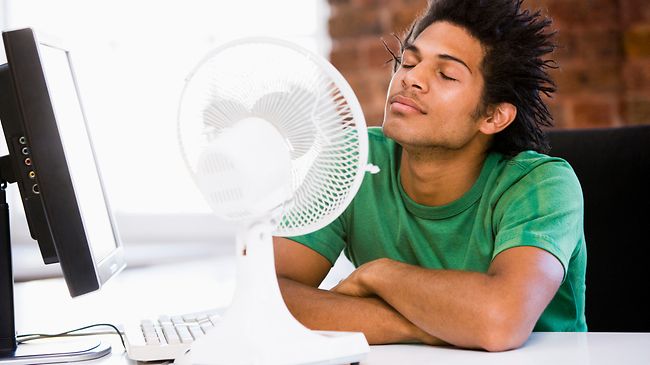 Mann vor Ventilator