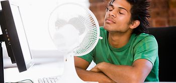 Mann vor Ventilator