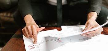 Mann Zahlen Vertrag Makler 