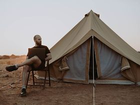 Mann Zelt Laptop Homeoffice Workation Hybrid