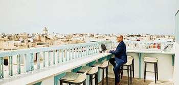 Mann_Geschäftreise_Dachterrasse
