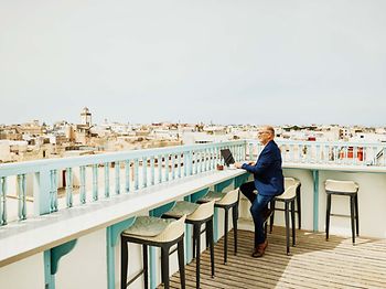 Mann_Geschäftreise_Dachterrasse