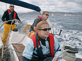 Mannschaft eines Segelschiffs bei Regatta