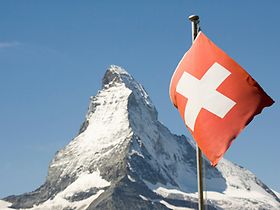 Matterhorn mit Schweizer Flagge im Vordergrund
