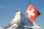 Matterhorn mit Schweizer Flagge im Vordergrund