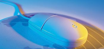 Maus auf Mauspad mit Weltkarte