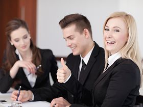 Meeting mit drei Personen, positive Stimmung