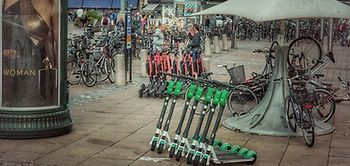 Mehrere E-Roller parken an einem öffentlichen Platz