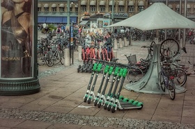 Mehrere E-Roller, Elektroroller, e-Scooter parken an einem öffentlichen Platz