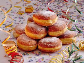 Mehrere Krapfen, Luftschlangen, Konfetti