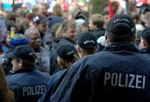 Mehrere Polizeibeamte in einer Menschenmenge_pixabay
