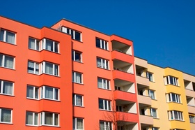 Mehrfamilienhaus Fassade Wohnblock gelb rot