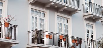 Mehrfamilienhaus Altbau urban Balkone Miete