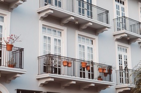 Mehrfamilienhaus Altbau urban Balkone Miete