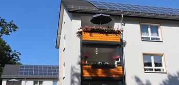 Mehrfamilienhaus mit Balkonen