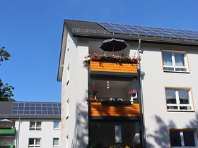 Mehrfamilienhaus mit Balkonen