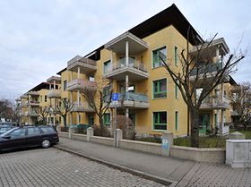 Mehrfamilienhaus mit Parkplatz