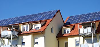 Mehrfamilienhaus mit Solarzellen