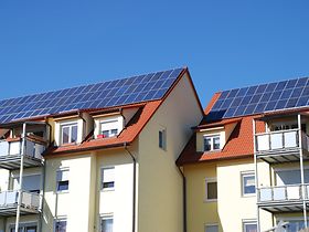 Mehrfamilienhaus mit Solarzellen