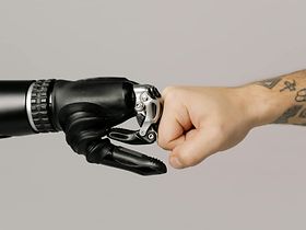 Mensch-Maschine-Bro-Fist