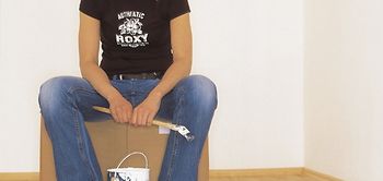 Mensch mit Farbeimer