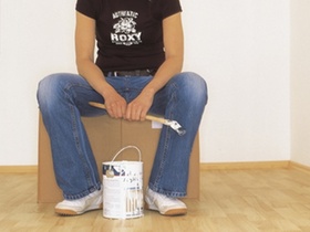 Mensch (Beine) mit Farbeimer