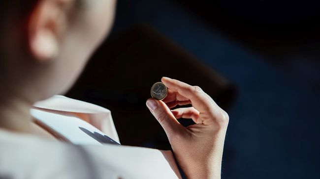 Mensch schaut 1 Euro an