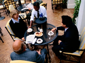 Menschen beim Kaffeetrinken