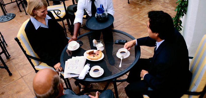Menschen beim Kaffeetrinken