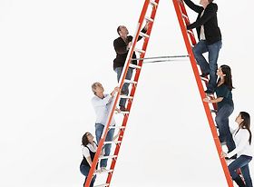 Menschen die eine Leiter hinaufsteigen