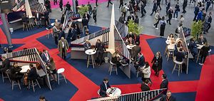 Menschen Expo Real Gespräch Halle