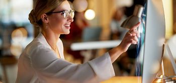 Menschen Frau Investment Monitor PC Raum Brille Schreibtisch