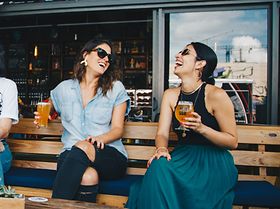 Menschen Frauen Lachen Gespräch