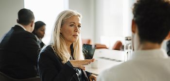 Menschen in Gespräch zwischen zwei Meetings