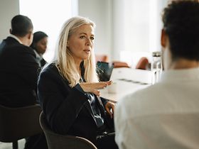 Menschen in Gespräch zwischen zwei Meetings